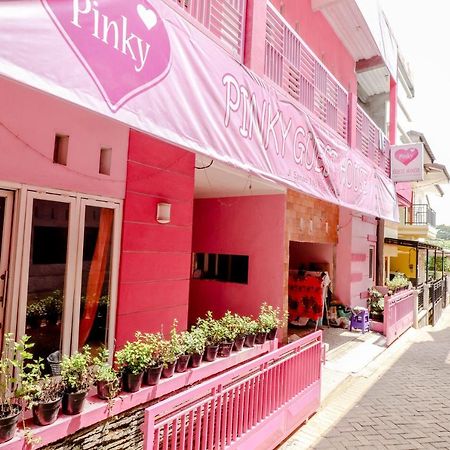 Pinky Guest House Syariah Kota Batu Бату Экстерьер фото