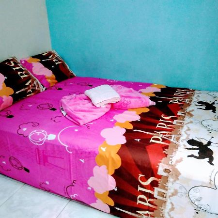 Pinky Guest House Syariah Kota Batu Бату Экстерьер фото