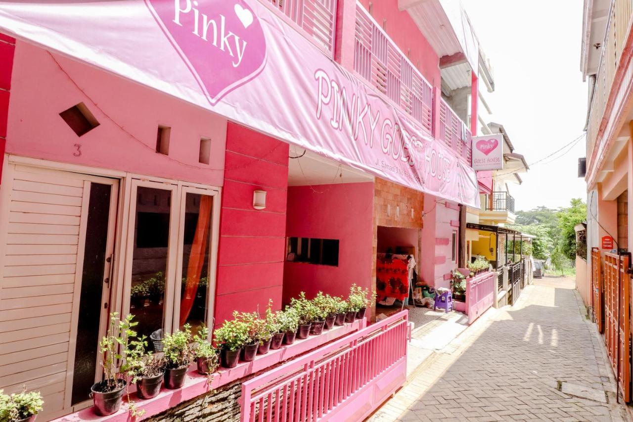 Pinky Guest House Syariah Kota Batu Бату Экстерьер фото