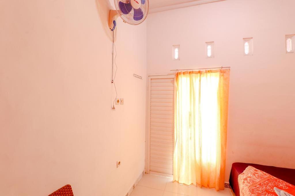 Pinky Guest House Syariah Kota Batu Бату Экстерьер фото
