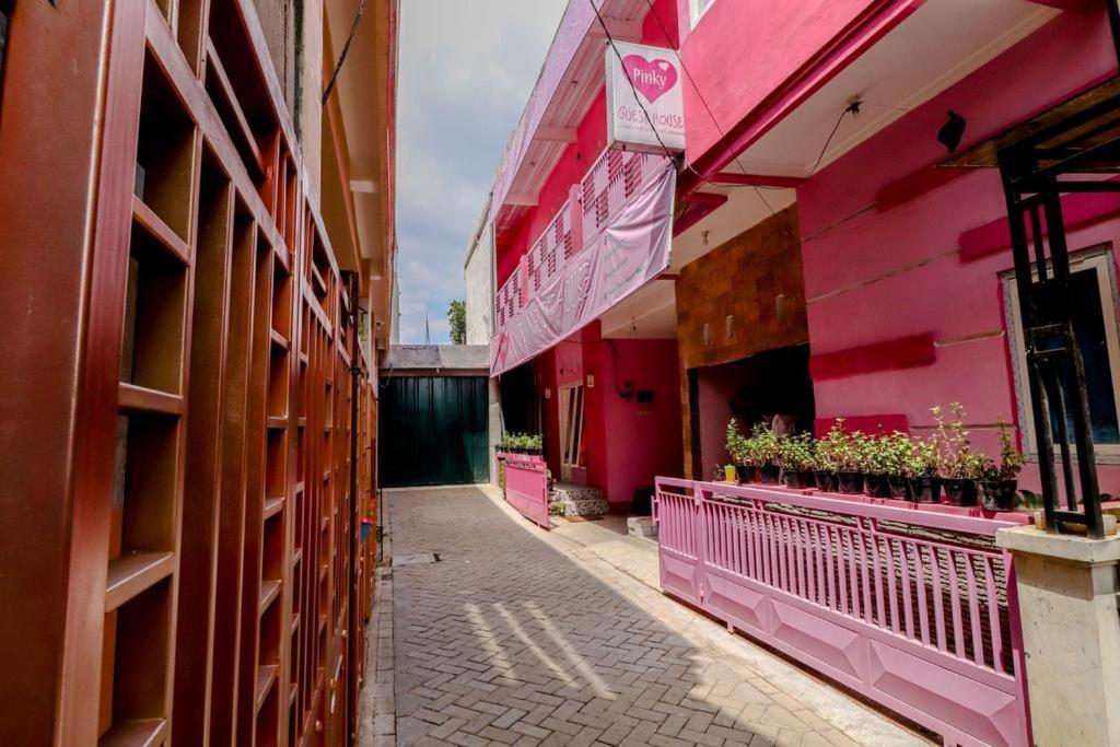Pinky Guest House Syariah Kota Batu Бату Экстерьер фото