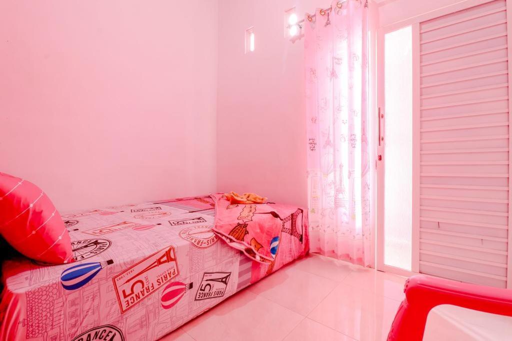 Pinky Guest House Syariah Kota Batu Бату Экстерьер фото