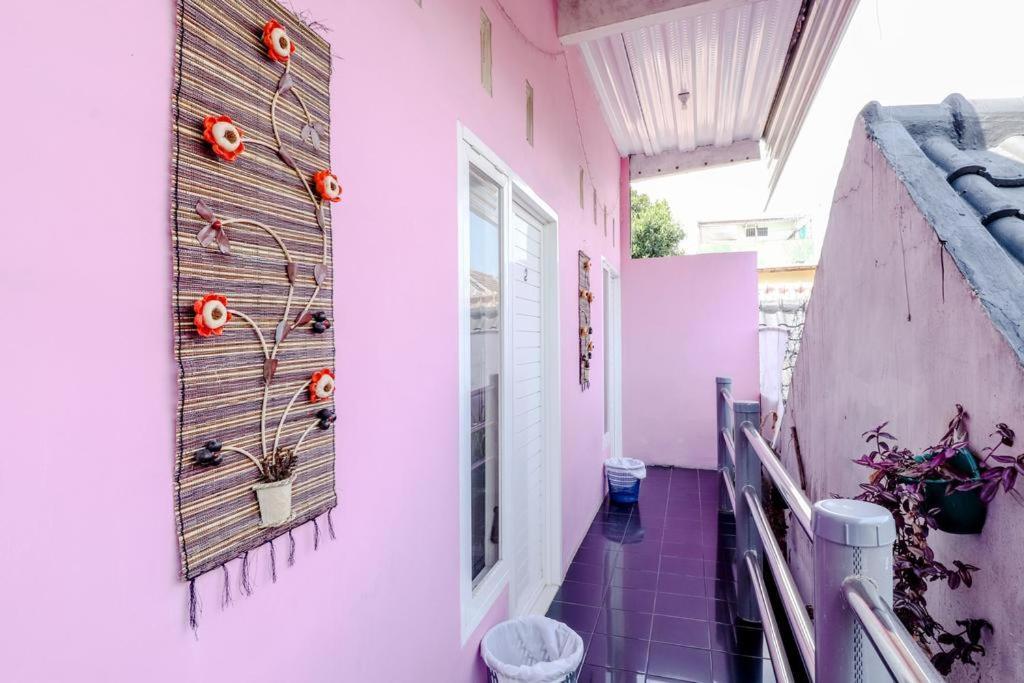 Pinky Guest House Syariah Kota Batu Бату Экстерьер фото