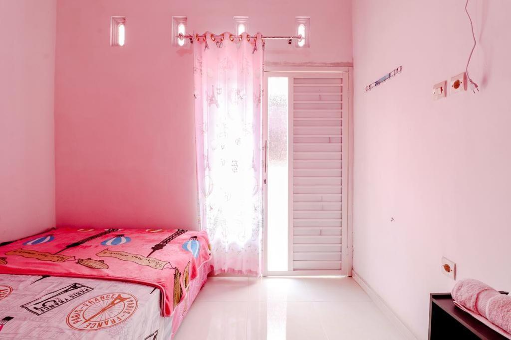 Pinky Guest House Syariah Kota Batu Бату Экстерьер фото