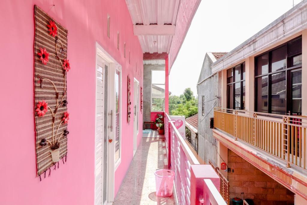 Pinky Guest House Syariah Kota Batu Бату Экстерьер фото