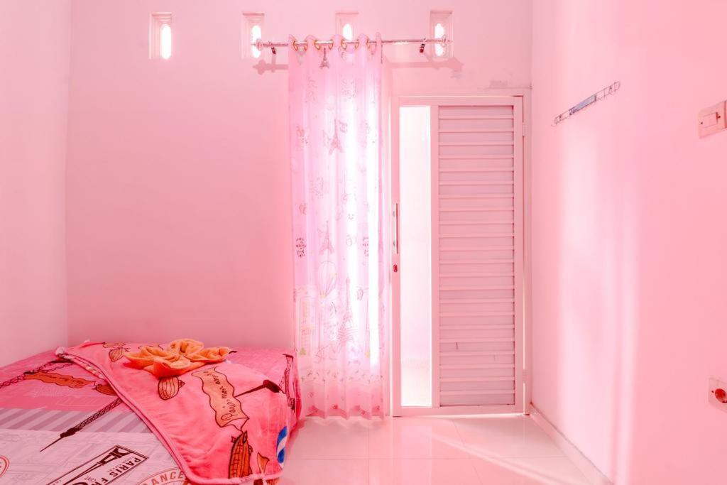 Pinky Guest House Syariah Kota Batu Бату Экстерьер фото