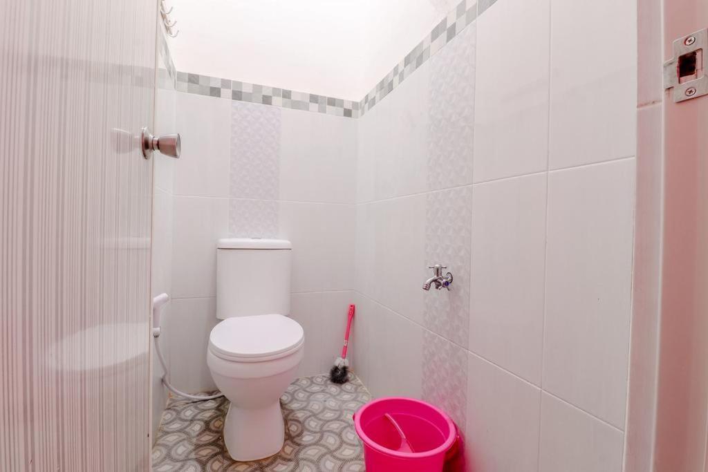 Pinky Guest House Syariah Kota Batu Бату Экстерьер фото