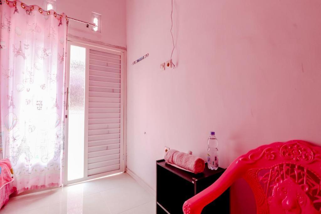 Pinky Guest House Syariah Kota Batu Бату Экстерьер фото