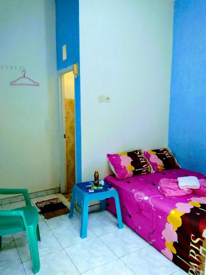 Pinky Guest House Syariah Kota Batu Бату Экстерьер фото