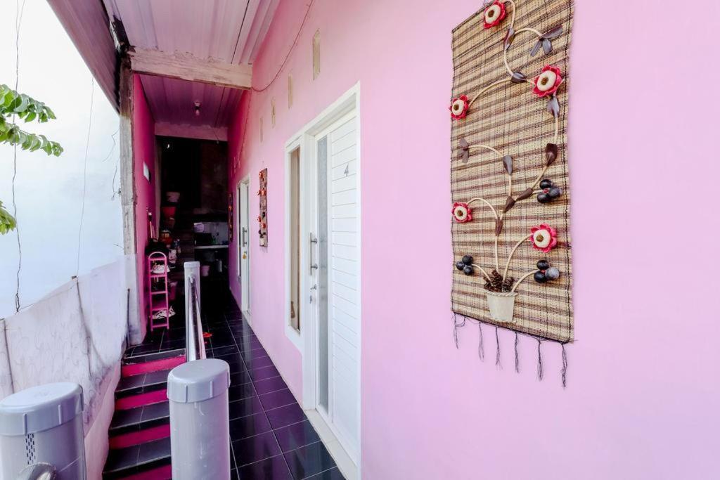 Pinky Guest House Syariah Kota Batu Бату Экстерьер фото