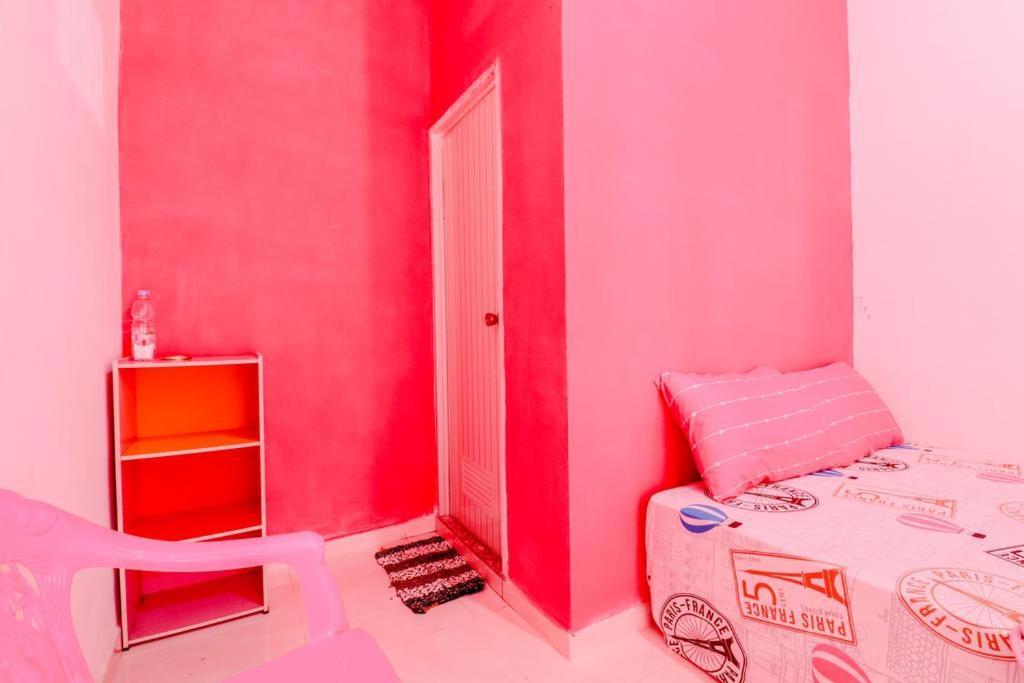 Pinky Guest House Syariah Kota Batu Бату Экстерьер фото