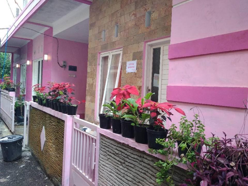 Pinky Guest House Syariah Kota Batu Бату Экстерьер фото