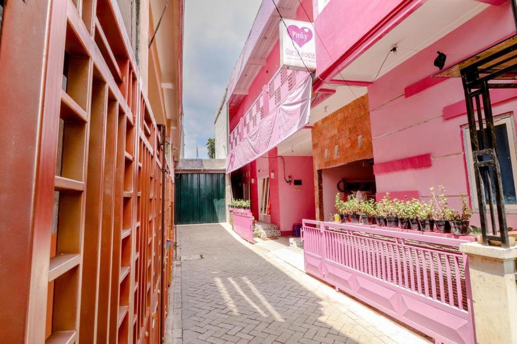 Pinky Guest House Syariah Kota Batu Бату Экстерьер фото