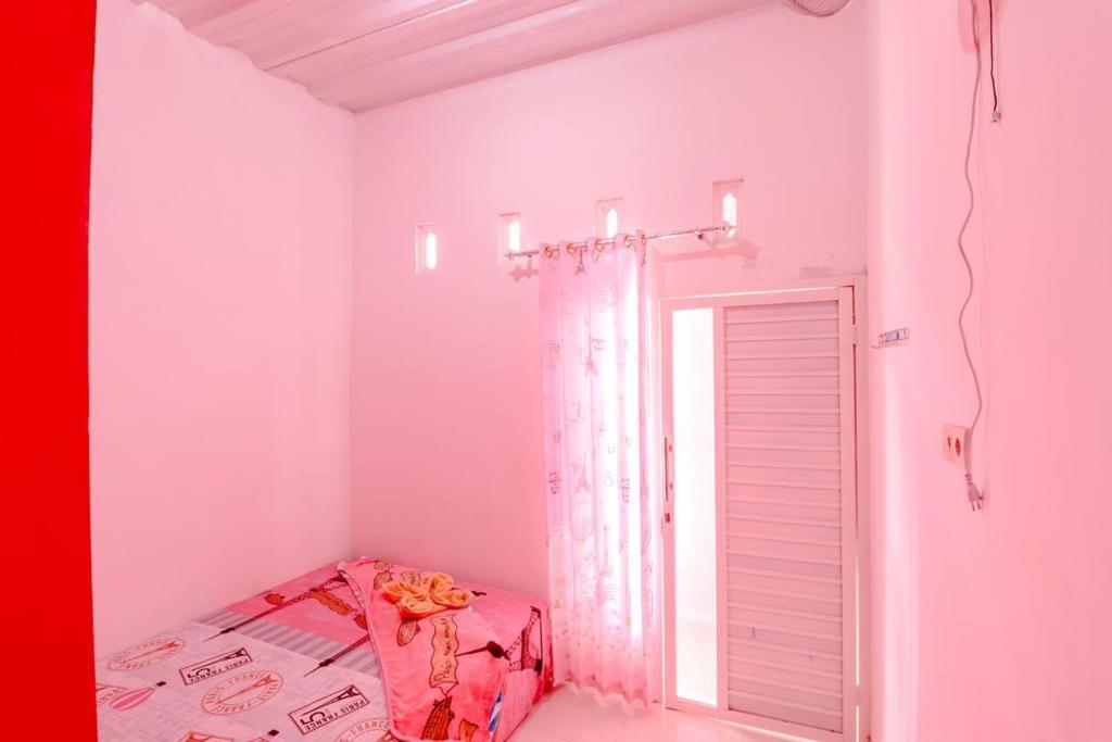 Pinky Guest House Syariah Kota Batu Бату Экстерьер фото