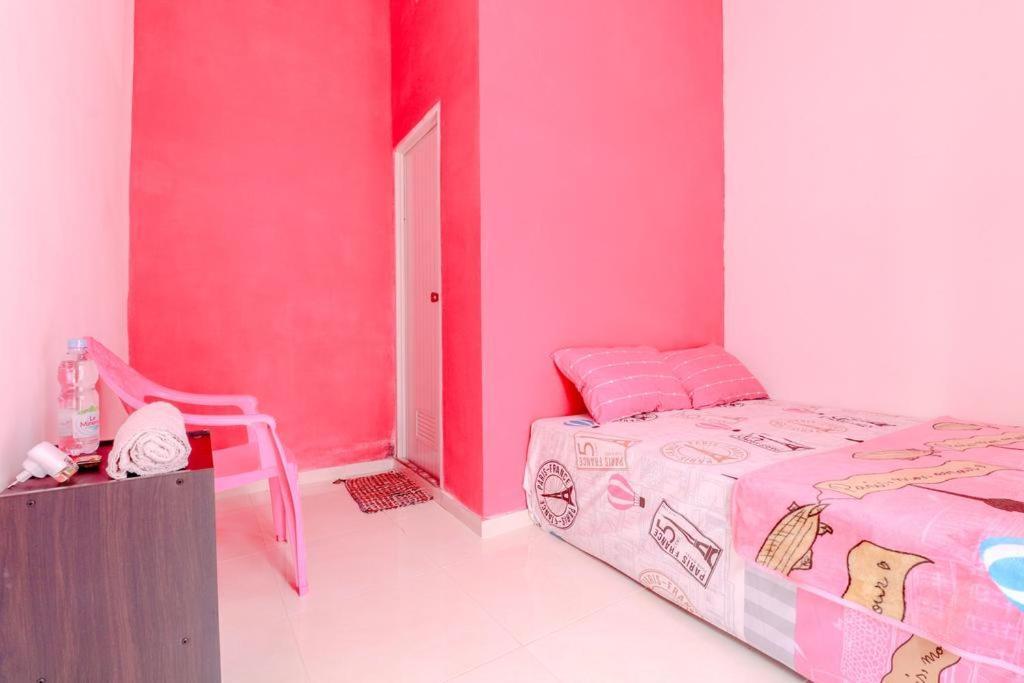 Pinky Guest House Syariah Kota Batu Бату Экстерьер фото