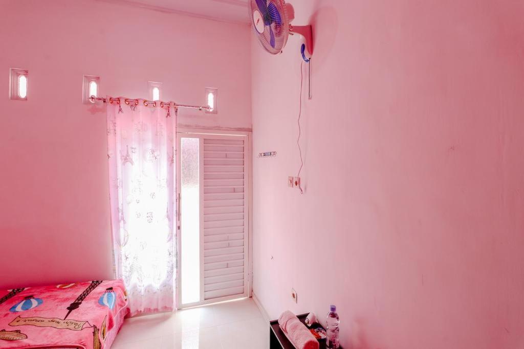 Pinky Guest House Syariah Kota Batu Бату Экстерьер фото