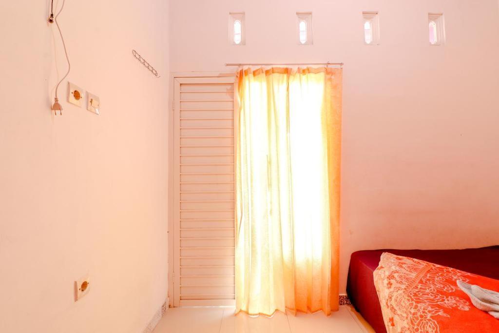 Pinky Guest House Syariah Kota Batu Бату Экстерьер фото